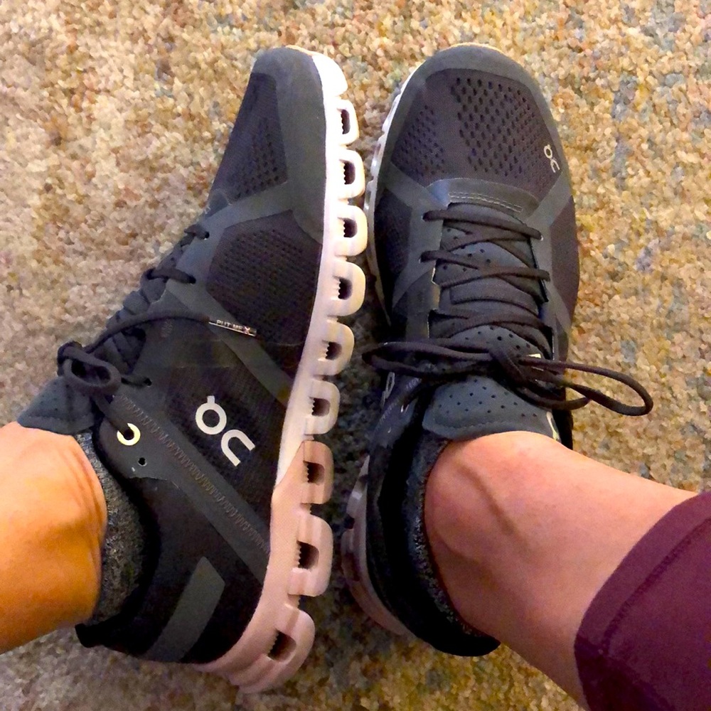 On Cloud Womens running sneaker